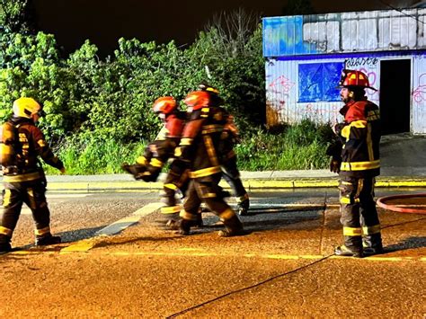 Un Hombre Y Un Bombero Resultan Lesionados En Incendio Que Afectó A Tres Inmuebles En Puerto Montt