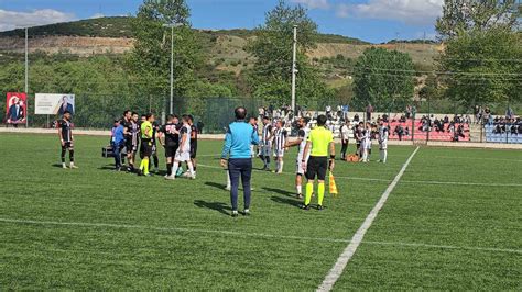 Saha içi bir anda karıştı Futbolcular tekme tokat birbirine girdi