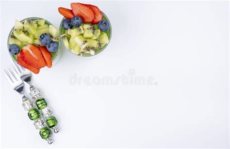 Dos Postres De Color Verde Gelatina De Fruta Con Fresas Kiwi Y