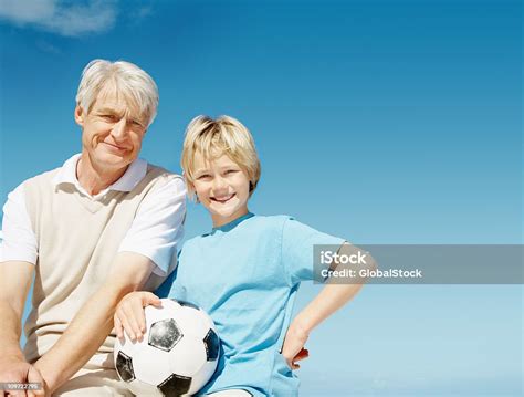 남자아이 쥠 축구 및 휴식 조부 축구공에 대한 스톡 사진 및 기타 이미지 축구공 할아버지 2명 Istock