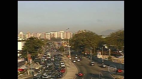 V Deo Motoristas Enfrentam Tr Nsito Lento Na Sa Da Da Barra Da Tijuca