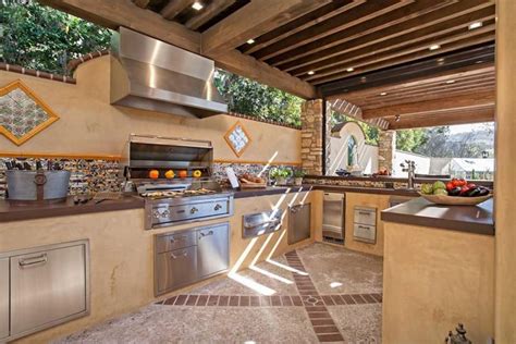 Modern gas grill and fantastic outdoor kitchen design ideas