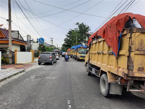 Goriau Tuntut Gaji Sopir Truk Sampah Jejerkan Kendaraannya Pinggir Jalan