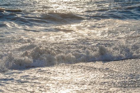 Tempestade No Mar Em Raios De Ondas Grandes Do Sol Spray Foto Premium