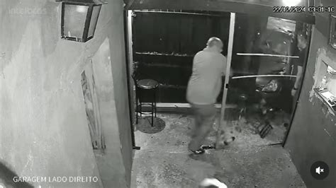 VÍdeo Após Ser Expulso De Bar Homem Tenta Invadi Lo Com Carro