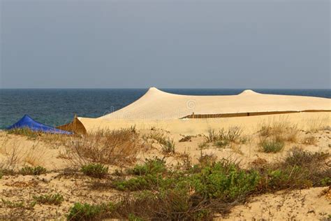 Tienda De Campa A A Orillas Del Mar Mediterr Neo Foto De Archivo