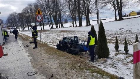 Zagrody pow biłgorajski Tragedia na drodze nie żyją dwie osoby TVN24