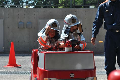 京都市消防局：ミニ消防車と子供用防火服を寄付いただきました！