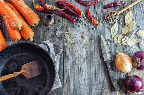 vacío negro fritura pan y vegetales en un gris de madera superficie