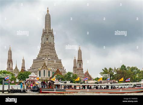 Bangkok Thailand Dec Tourists Visiting Wat Arun