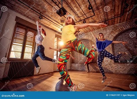 Muchachas De Baile Modernas Del Hip Hop En Centro De Aptitud Urbano