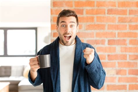 Hombre Que Se Siente Sorprendido Emocionado Y Feliz Riendo Y