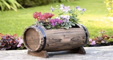 Idées Déco à Faire Avec Un Vieux Tonneau De Récup Wine Barrel Decor Barrel Planter Wine