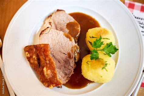 Bayrischer Schweinebraten Mit Kruste Und Kartoffel Kn Del Mit So E