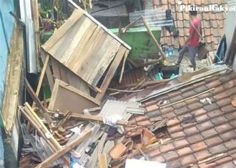 Di Cimahi Belasan Rumah Rusak Diterjang Hujan Deras Dan Angin Kencang