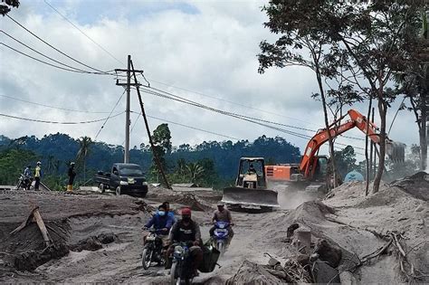 Petugas Bersihkan Sisa Material Dari Apg Gunung Semeru Digo Id