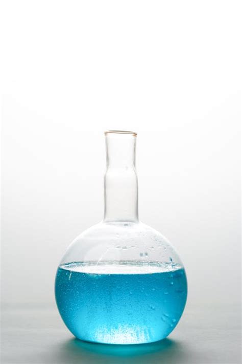 Blue Liquid in a Laboratory Flat-bottom Flask · Free Stock Photo