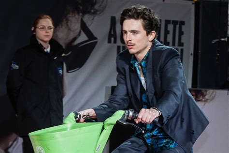 Timothée Chalamet multado en Londres por dejar mal aparcada una bici