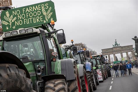 10000 Farmers Descend Upon Berlin Daily Mail Online