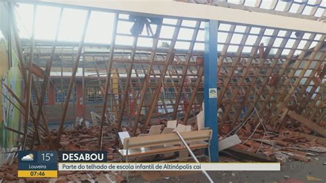 Telhado de escola municipal desaba dias antes da volta às aulas em