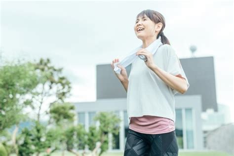 歯の矯正治療は何歳まで可能？40・50代で始める大人の歯列矯正 歯列矯正の基礎知識コラム 東京都中央区・マウスピース型矯正装置を用いた