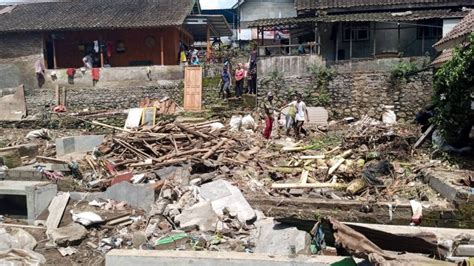 Banjir Bandang Merusak Puluhan Rumah Warga Di Desa Kalibaru Wetan