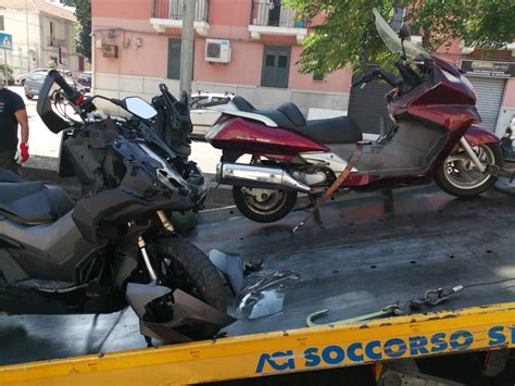 Messina Scontro Tra Due Moto In Via La Farina Tre Persone Ferite