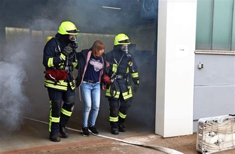 Bung In Renfrizhausen Feuerwehr Befreit Verletzte Aus Dichtem Rauch