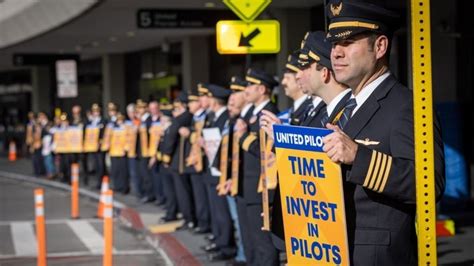 United Airlines Pilots To Picket Friday At Harry Reid Airport