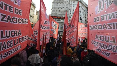 Piqueteros De Izquierda Se Concentran En La Avenida 9 De Julio Para