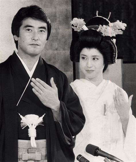 1985年6月、結婚披露宴で仲良く指輪を見せる神田正輝と松田聖子 ― スポニチ Sponichi Annex 芸能