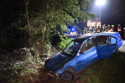 Auto überschlägt sich und fängt Feuer Unfall Fahrer hat ein weiteres