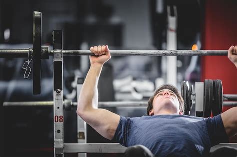 Premium Photo Man Doing Bench Press In Gym