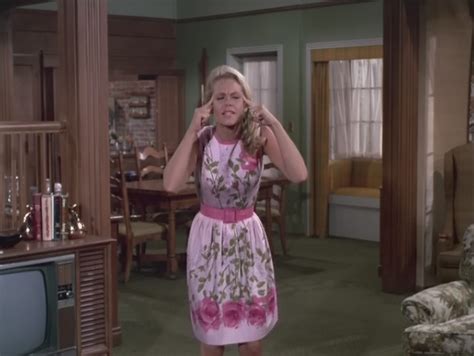 Pretty pink dress worn by Elizabeth Montgomery on "Bewitched." | Fashion 1960s, Vintage fashion ...