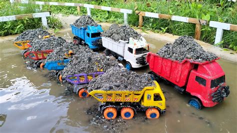 Membersihkan Mobil Truk Tronton Pasir Dan Menemukan Mobil Mobilan