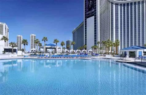 14 Cheap Hotels In Las Vegas Strip Without Resort Fees (2025)