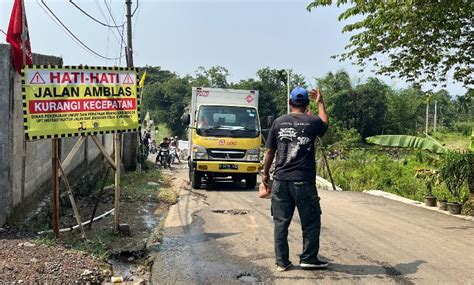 Bahayakan Pengguna Kendaraan Bermotor Perbaikan Jalan Amblas Di