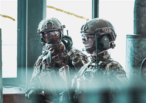 TEO operators "Nina" and "Laura" of the Kommando Spezialkräfte (KSK ...