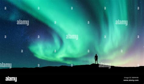 La Aurora Boreal Y La Silueta Del Hombre De Pie Las Islas Lofoten