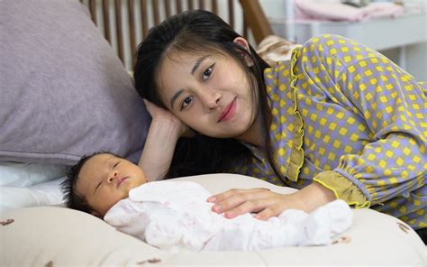 Hot girl tiktoker làm mẹ Từng khóc trong bất lực vì dỗ mãi con không nín