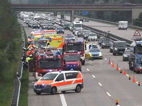 Sieben Fahrzeuge In Schweren Unfall Verwickelt