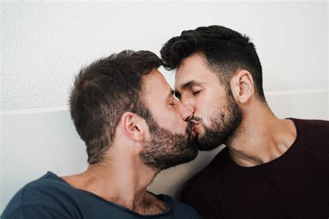 Casal Gay Se Beijando Na Cama Em Casa Focando No Rosto Direito Imagem