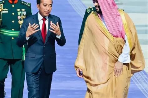 Presiden Joko Widodo Tiba Di Arab Saudi Disambut Meriah Perdana Menteri