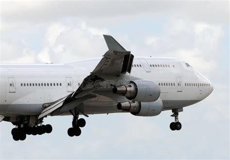 Jumbo jet landing stock image. Image of boeing, jetliner - 10382963