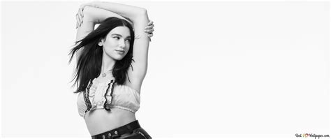 Urocza piosenkarka Dua Lipa w sesji zdjęciowej na billboardzie