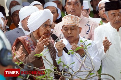 Ziarah Ke Makam Masyayik Tebuireng Habib Umar Bin Hafidz Terkesan