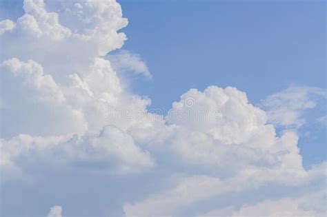 Cielo Azul Con Nubes Esponjosas Blancas Fondo Natural Foto De Archivo