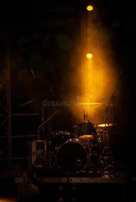 Escenario De Concierto En El Festival De Rock Instrumentos Musicales