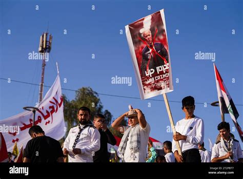 Mossoul Irak Octobre Un Manifestant Tient Une Pancarte Alors