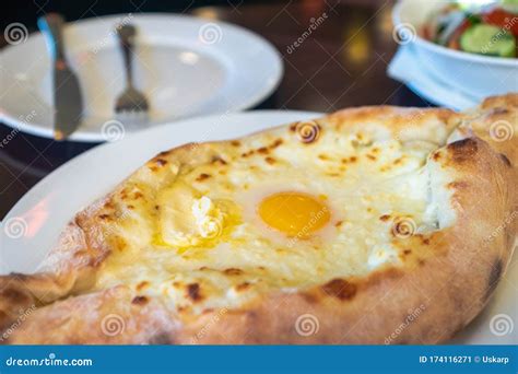 En El Khachapuri Khachapuri Georgiano De Adjara Del Restaurante Imagen